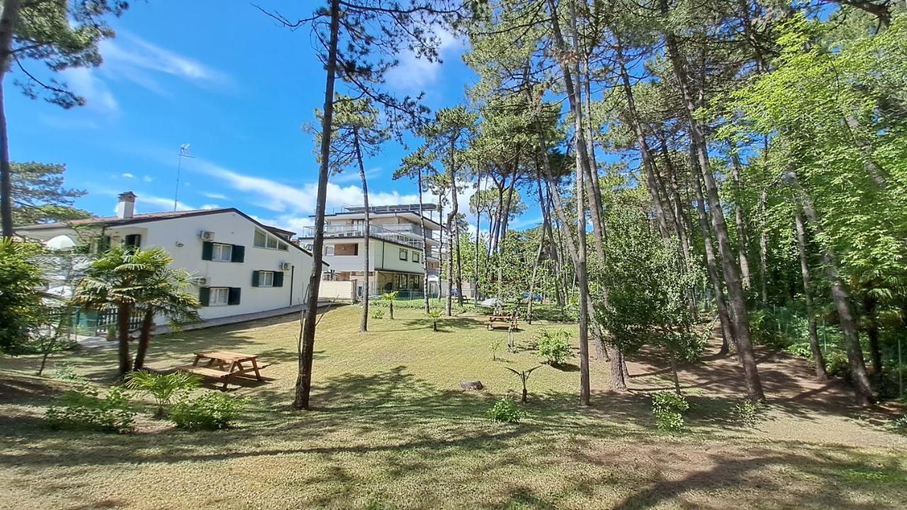 Villa Barbara Fra I Pini Lignano Sabbiadoro Exterior foto